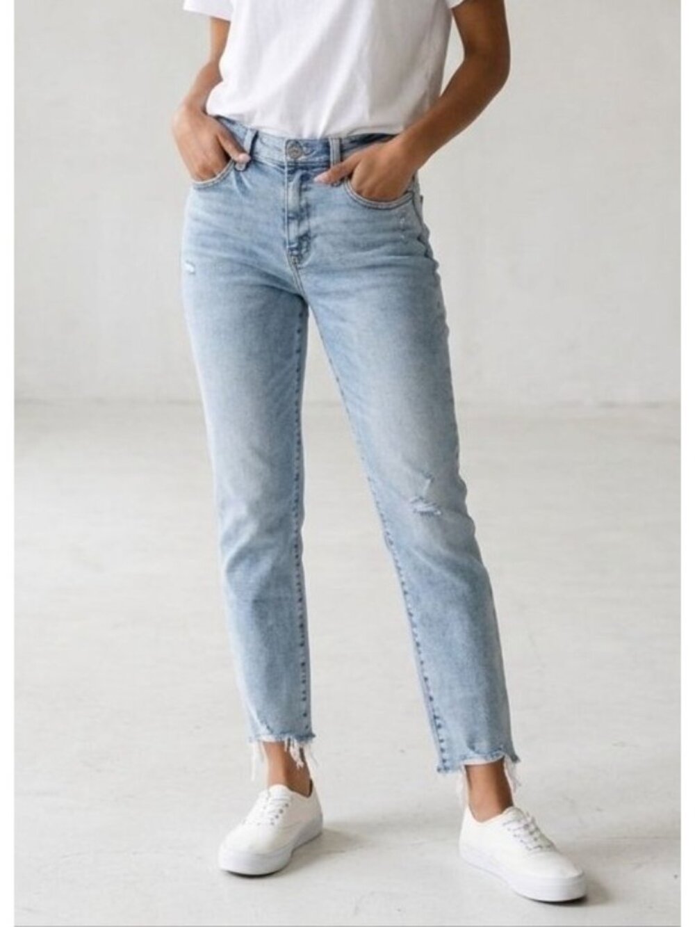 Women's - Daze Distressed Straight Leg Jeans, Size 27
